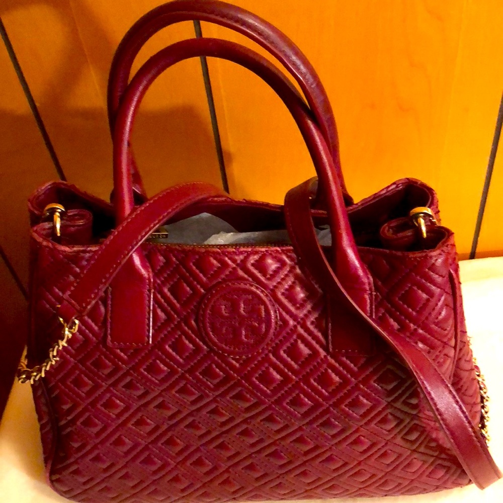 Authentic Lovely medium Tory Burch purse.